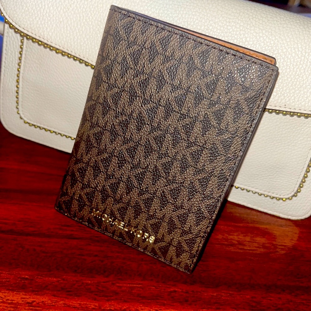 Beautiful like new Michael Kors card holder.